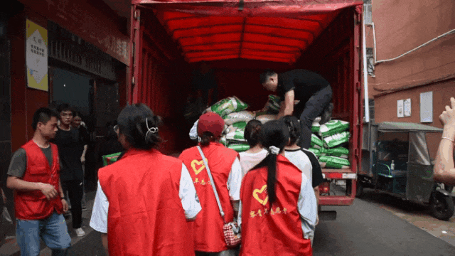 东方雨虹驰援华容抗洪一线